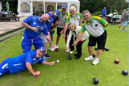Picture of bowlers pointing at a jack